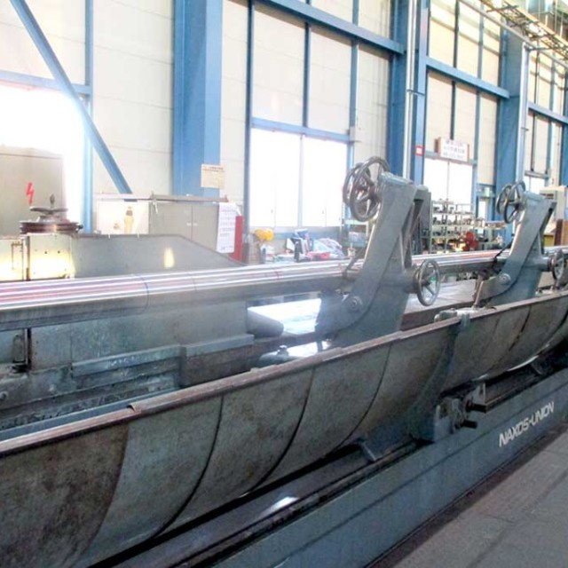 スクリュー軸大型研磨加工