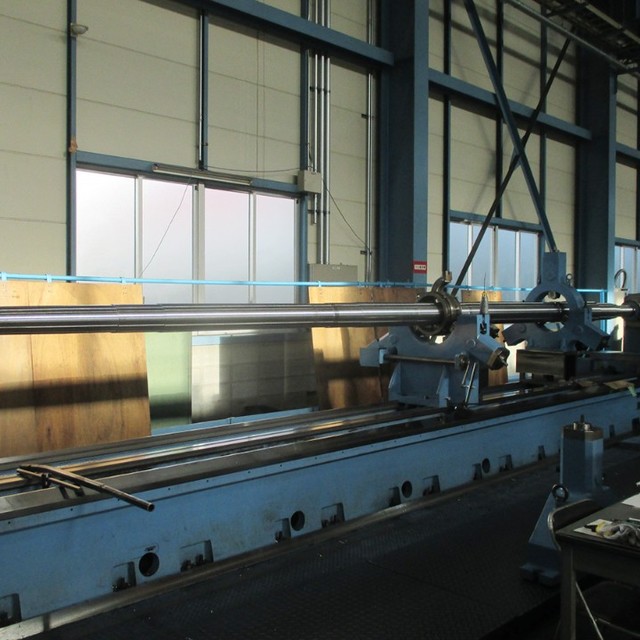 スクリュー軸長尺旋盤加工